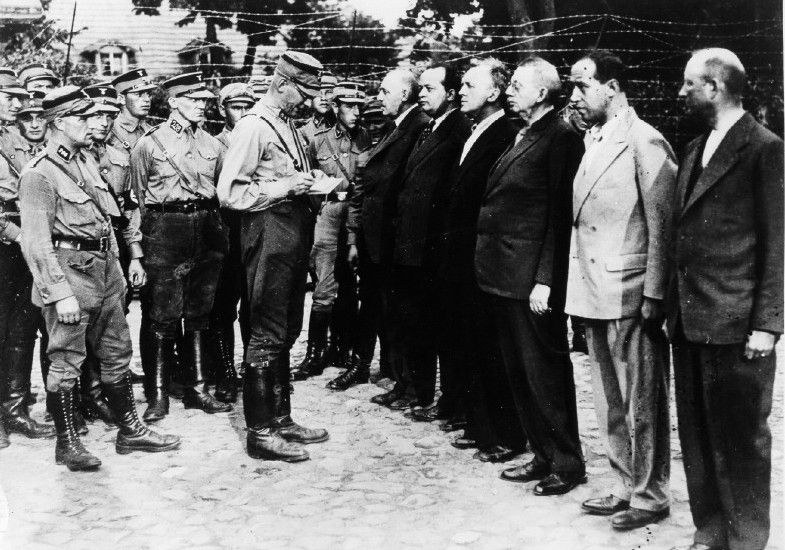 German Political prisoners arrive at Sachsenhausen
